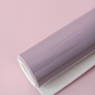 Rolo de tecido lilás com brilho suave