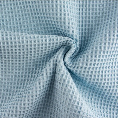 Tecido azul claro com padrão quadriculado e textura waffle