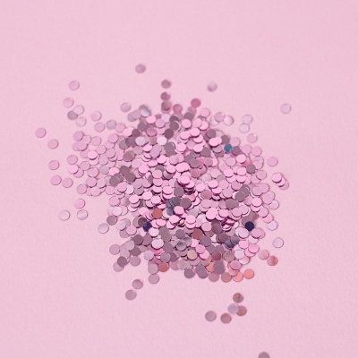 Confetes redondos rosa sobre fundo rosa