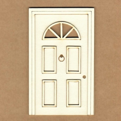 Porta decorativa clássica em madeira clara com janela semicircular