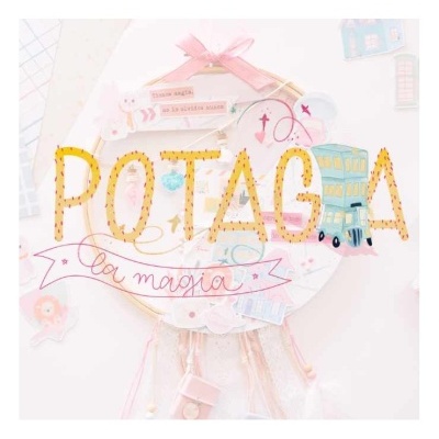 painel decorativo com letras amarelas e desenhos suaves ao fundo