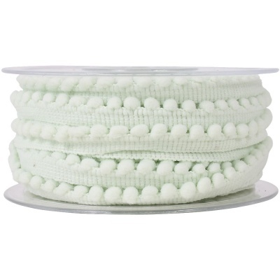 Rolo de fita decorativa branca com pompons num carretel plástico