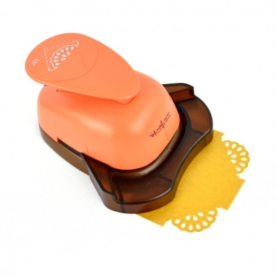 Recortador de papel laranja e preto com padrão de renda em papel amarelo