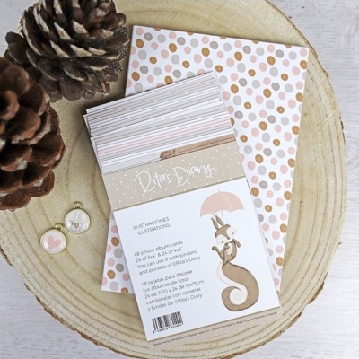 Conjunto de cartões ilustrados Ritas Diary com desenho de esquilo, envelope com padrão de pontos, pinhas e pingentes sobre base de madeira