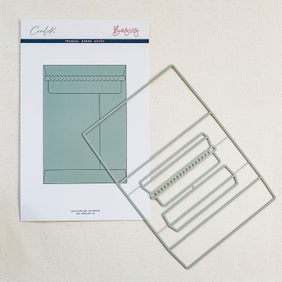 Conjunto de cortantes metálicos para papel em forma de saco sobre folha de instruções.