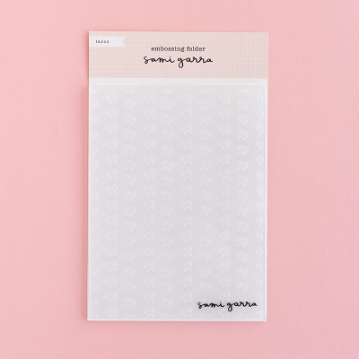 Pasta de embossing transparente com padrão de laços em fundo rosa