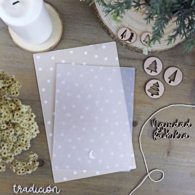 Papel decorativo com bolinhas brancas e elementos de decoração de Natal