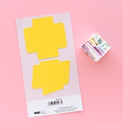 Cartão de papel com gráficos para montagem de caixas amarelas e caixa montada colorida ao lado