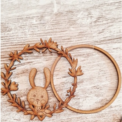 Aros redondos de madeira com coelho e padrão de folhas