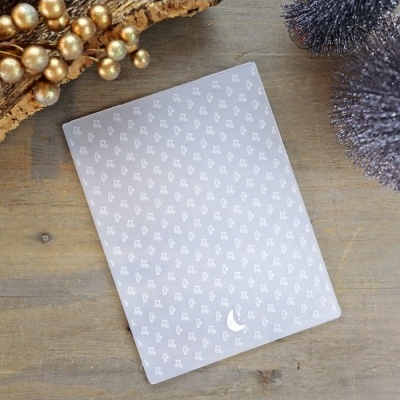 Capa transparente com padrão branco sobre madeira e decoração dourada e prateada