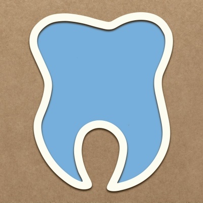 Ícone de dente azul com contorno branco em fundo castanho