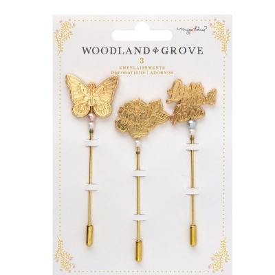 Conjunto de 3 enfeites dourados com borboleta, flor e texto Love beyond words, em cartão branco decorado.