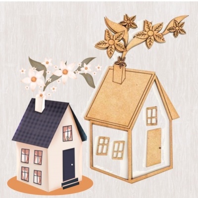 Duas casinhas decorativas pequenas, uma madeira clara com flores brancas, outra MDF cru com flores esculpidas