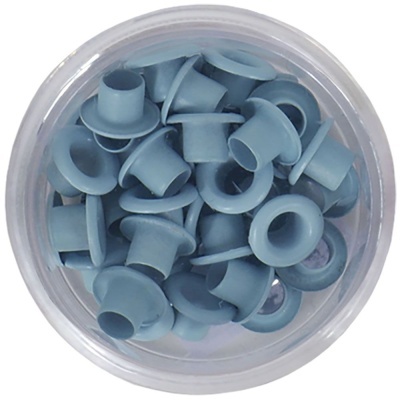 Vários ilhós azuis em recipiente transparente