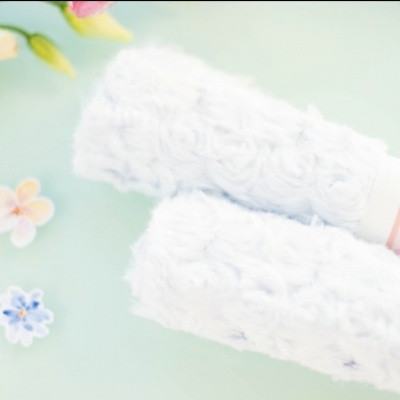 Rolos de pêlos brancos para roupas com embalagem e flores decorativas