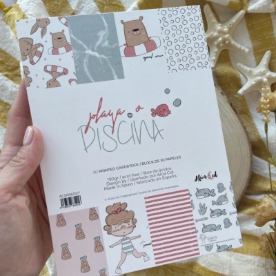 Folhas de papel para artesanato com desenhos infantis e padrões variados, texto 'playa o PISCINA'