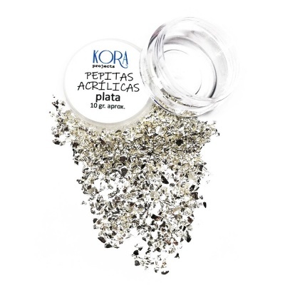 Frasco com pépitas acrílicas prateadas e tampa com texto KORA projects