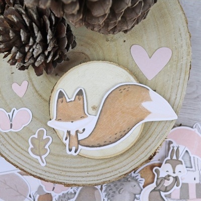 Adesivos infantis de raposa, corações e folhas sobre base de madeira