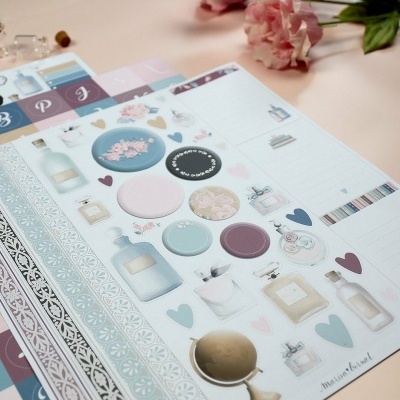 Folha de autocolantes temáticos com frascos de perfume e corações em tons pastel