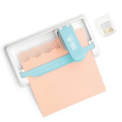 Ferramenta de recorte azul e branca com papel pêssego e marcador branco