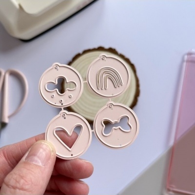 Quatro moldes de plástico bege com formas recortadas