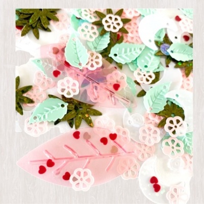 Formas de acrílico decorativas em folhas e flores multicoloridas