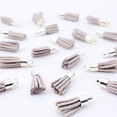 Pendentes borla em franjas de tecido cinza e tampas metálicas prateadas