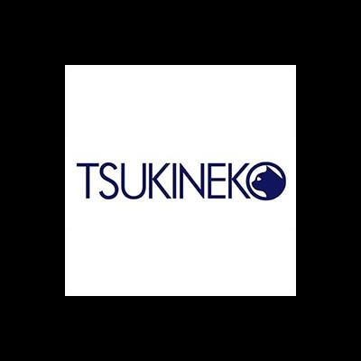 Logotipo da marca TSUKINEKO em azul com símbolo circular
