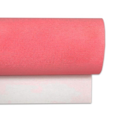 Rolo de tecido rosa vibrante com textura sobre superfície branca