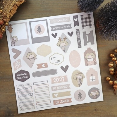 Folha de autocolantes de Natal com desenhos e textos em tons pastel sobre madeira