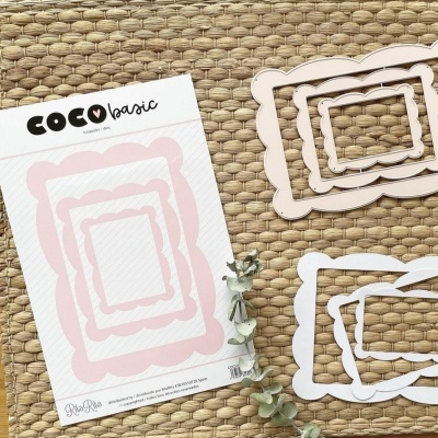 Conjunto de moldes recortadores de papel em várias dimensões, embalagem e ramo sobre tecido trançado.