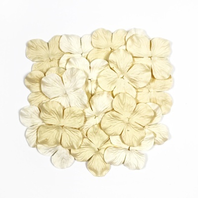 flores artificiais creme e bege sobre fundo branco