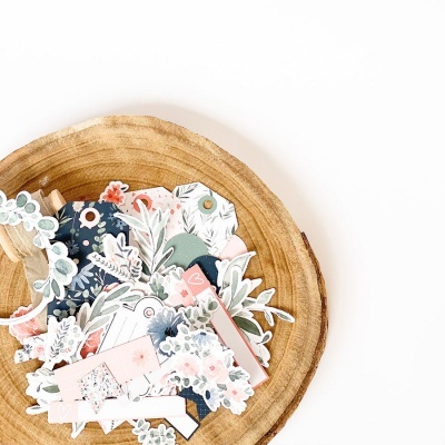 Recortes de papel decorativos florais sobre base de madeira redonda