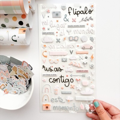 Adesivos transparentes com palavras e ícones decorativos em tons pastel sobre fundo branco