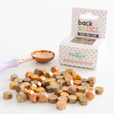 Conjunto de cera para lacre com pellets coloridos e colher em fundo branco