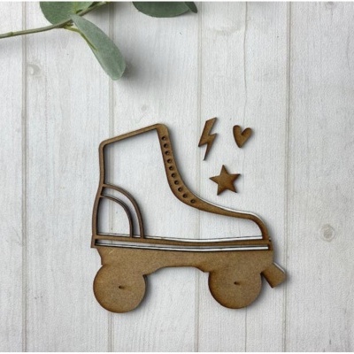 Recorte de patim de madeira com formas decorativas ao lado