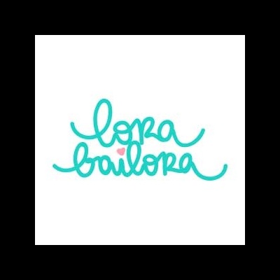 Texto manuscrito azul turquesa 'lora bailora' com coração cor-de-rosa em fundo branco