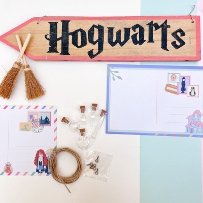 Placa de madeira 'Hogwarts' e itens decorativos de Harry Potter