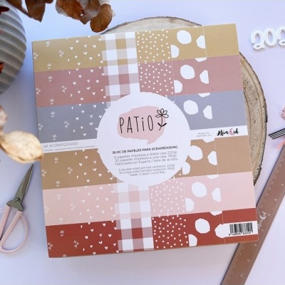 Bloco de papéis para scrapbooking com padrões coloridos e etiqueta 'PATIO'