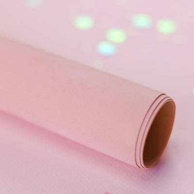 Rolo de papel rosa com brilhos coloridos ao redor