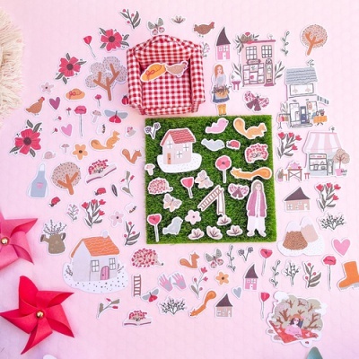 Colagem de autocolantes variados de casa, jardim e flores sobre fundo rosa com mochila xadrez e relva artificial