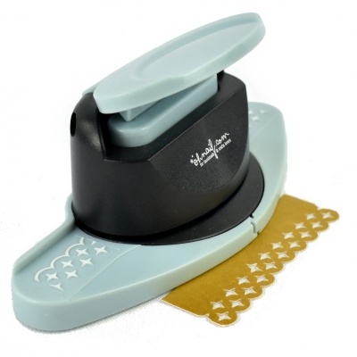 perfurador de canto azul e preto com padrão decorativo de estrelas