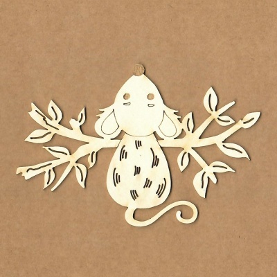 Ornamento em madeira de rato com ramos de árvore