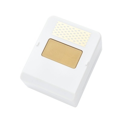 Dispositivo branco com botão dourado e adesivo amarelo com padrão