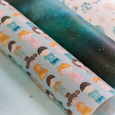 Três rolos de papel decorativo com desenhos de crianças, espaço e planetas