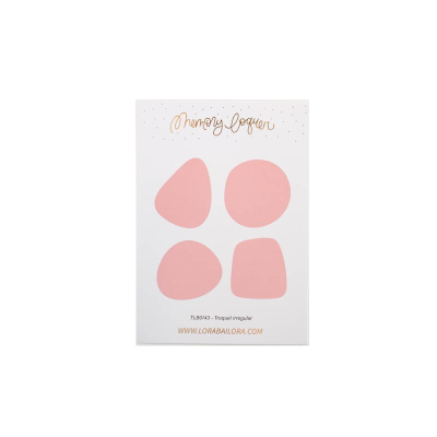 Cartão branco com quatro formas irregulares cor-de-rosa e texto dourado e castanho