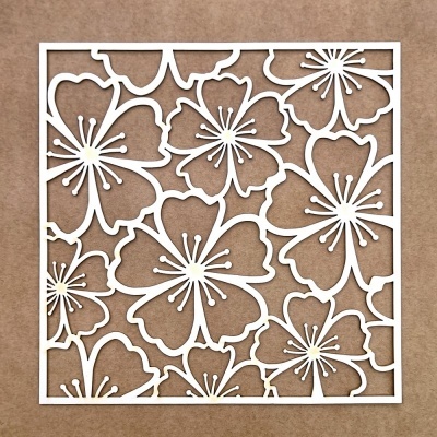 Painel decorativo quadrado branco com padrão floral recortado