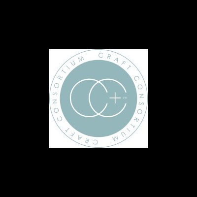 Logótipo redondo azul claro com letras brancas 'CC+' e texto 'CRAFT CONSORTIUM'