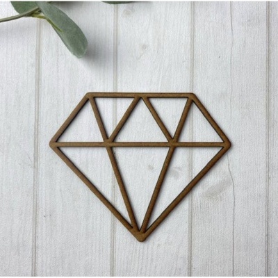 Suporte em madeira com forma de diamante sobre superfície de madeira clara