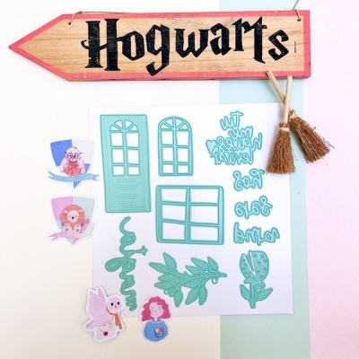 Conjunto de recortes decorativos e letreiro de madeira Hogwarts